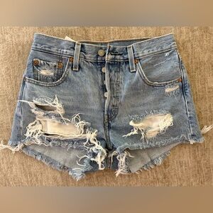 Levi 501 distressed denim shorts size 25